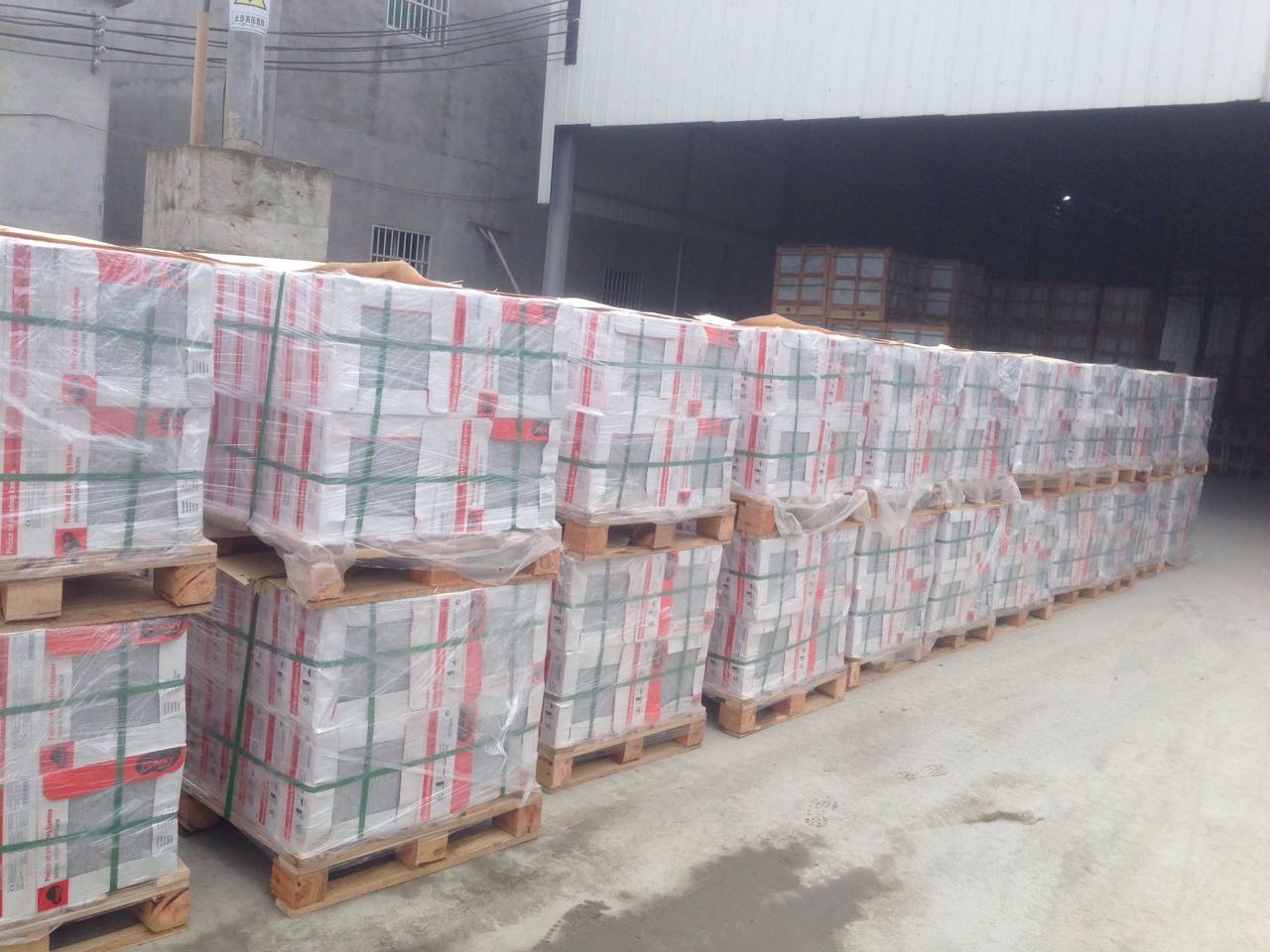 Wooden pallet for thin granite tiles